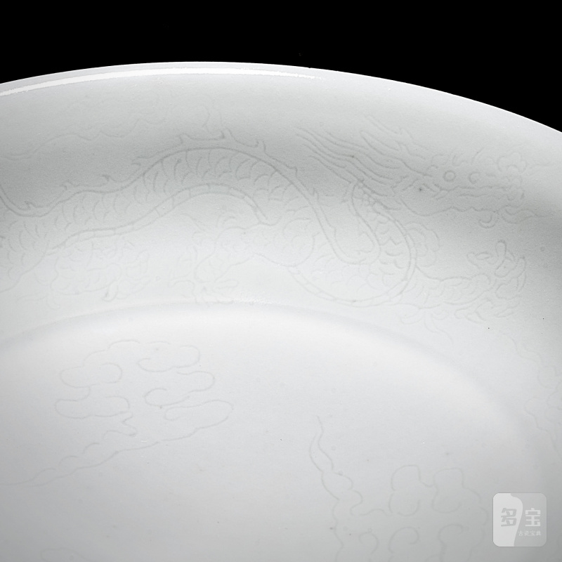 A white-glazed incised 'dragon' dish, Ming dynasty, 16th century | 明十六世紀 白釉暗刻雲龍紋盤 - 图3